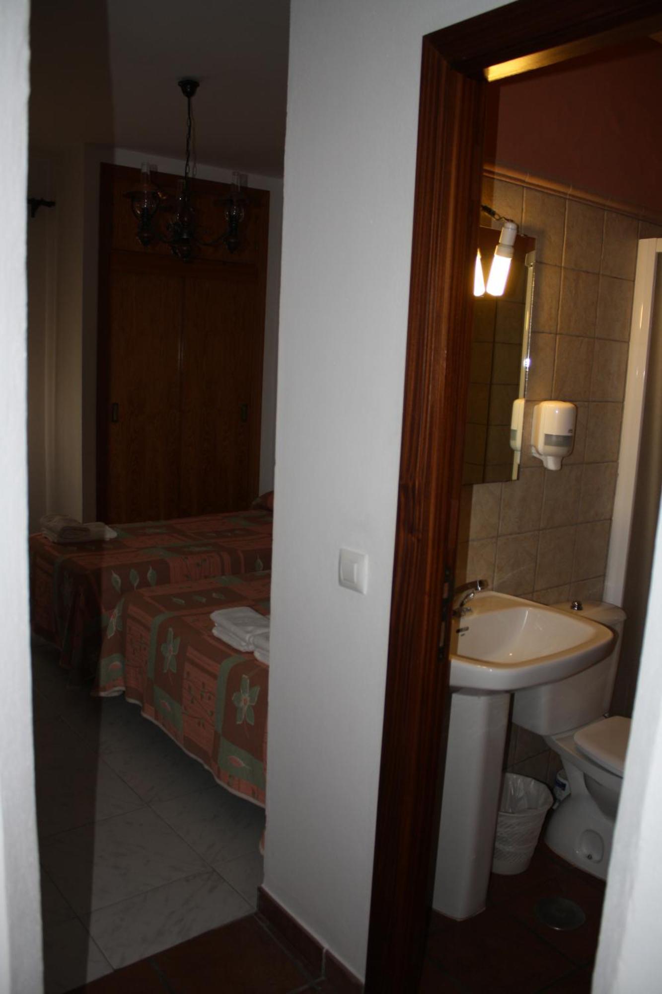 קוניל דה לה פרונטרה Hostal Torre De Guzman מראה חיצוני תמונה
