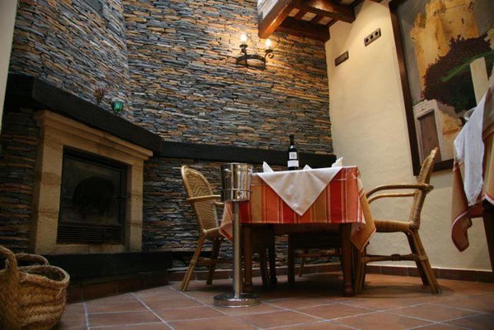 קוניל דה לה פרונטרה Hostal Torre De Guzman מראה חיצוני תמונה