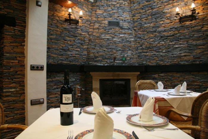 קוניל דה לה פרונטרה Hostal Torre De Guzman מראה חיצוני תמונה